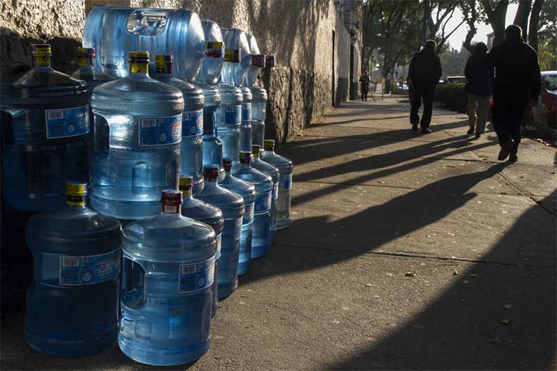 Advierten riesgos por consumo de agua de rellenadoras