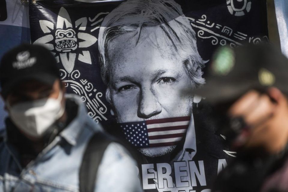 Niegan libertad condicional a Assange; Fiscalía británica usa invitación de AMLO como argumento de fuga