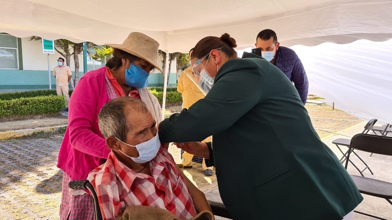 Personal del IMSS participa en vacunación contra COVID-19 a adultos mayores en los estados