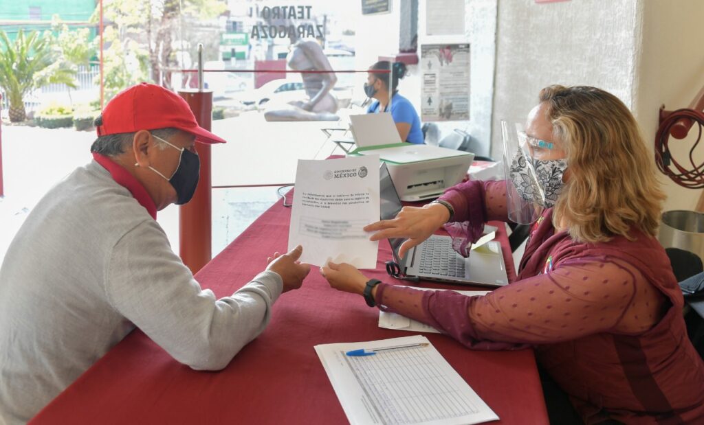 Atizapán apoya a adultos mayores para realizar su registro de vacunación contra el COVID-12