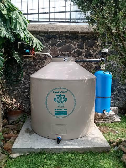 Instalan sistemas gratuitos de cosecha de agua de lluvia en «Azcapo»