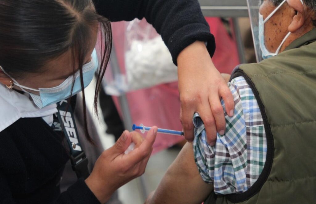 Reciben miles de adultos mayores de Ecatepec la vacuna contra Covid-19