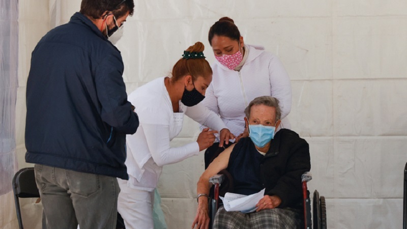 Llama gobierno capitalino a personas adultas mayores de Iztacalco, Tláhuac y Xochimilco evitar aglomeraciones en vacunación