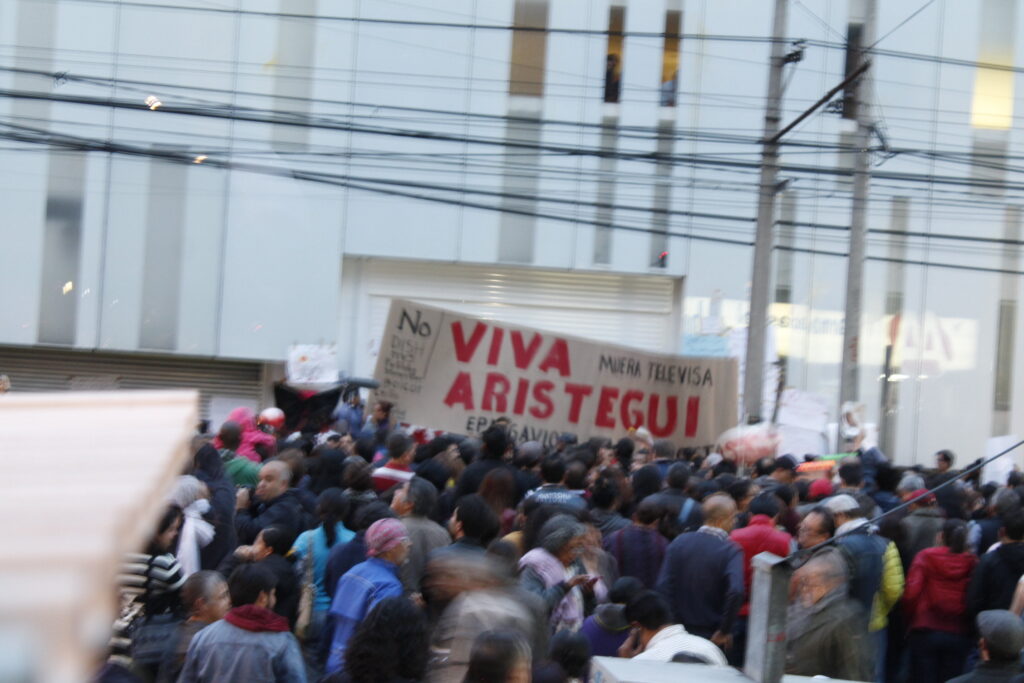 Protesta la audiencia a fuera de MVS marzo 2015