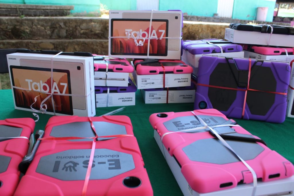 Entrega SEE de Michoacán cerca de 500 tabletas electrónicas a estudiantes que más lo necesitan