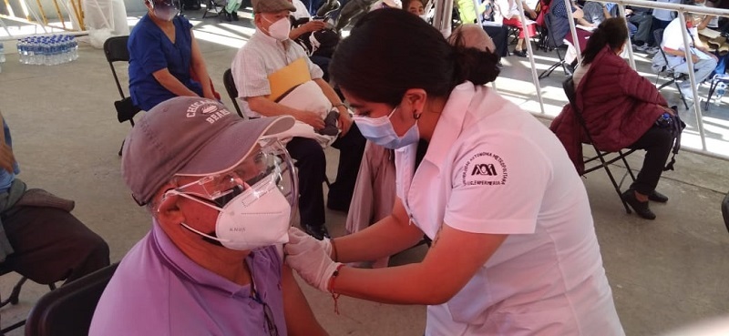 La UAM participa en vacunación de adultos mayores en Toluca