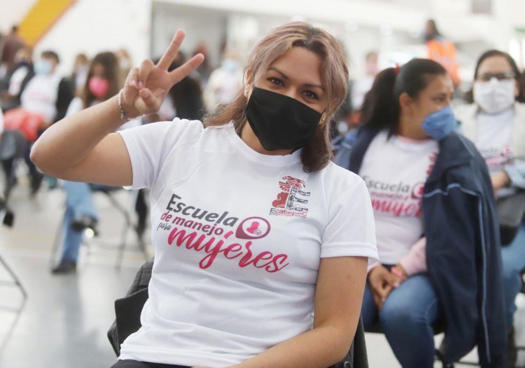 Mujeres al volante en Ecatepec, se gradúan en escuela de manejo