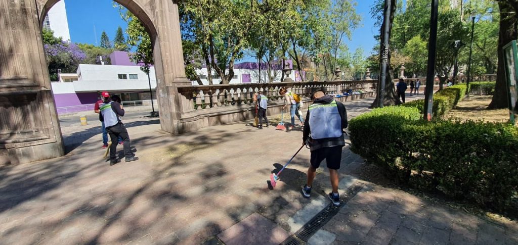 Infractores realizan trabajo comunitario en las colonias Tlatelolco y Roma
