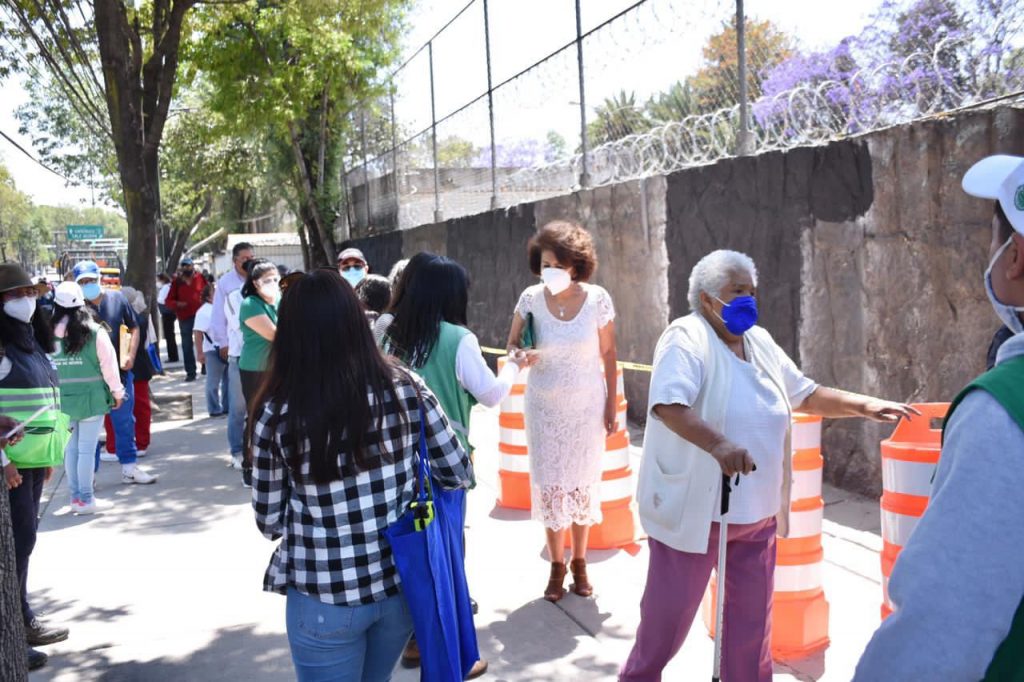 Sin privilegios, alcaldesa de Tlalpan hace fila para recibir primera dosis de vacuna contra Covid-19