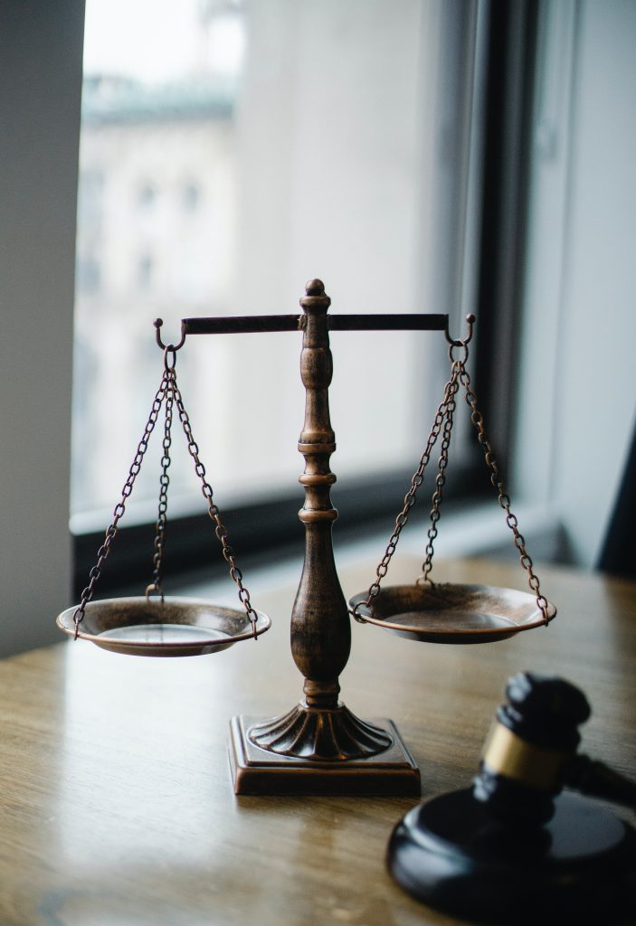Corresponde a los tribunales colegiados resolver los conflictos por separación de juicios de amparo indirecto bajo las reglas previstas para la acumulación