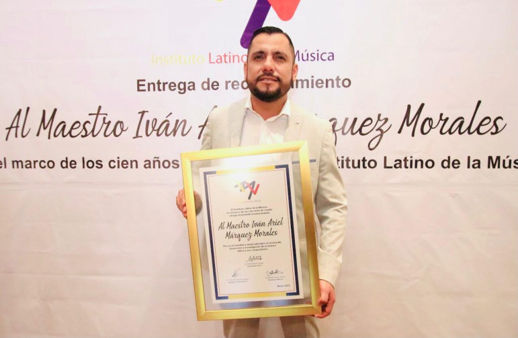 Iván Márquez recibe del Instituto Latino de la Música un reconocimiento por su apoyo a la cultura