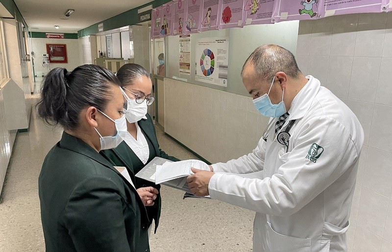 Médico urgenciólogo del IMSS en Puebla regresa a salvar vidas tras 12 días intubado por COVID-19
