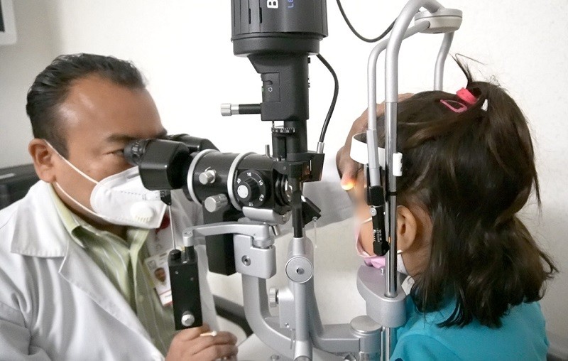 Especialistas de IMSS Chiapas devuelven la vista a menor que sufrió desprendimiento de córnea