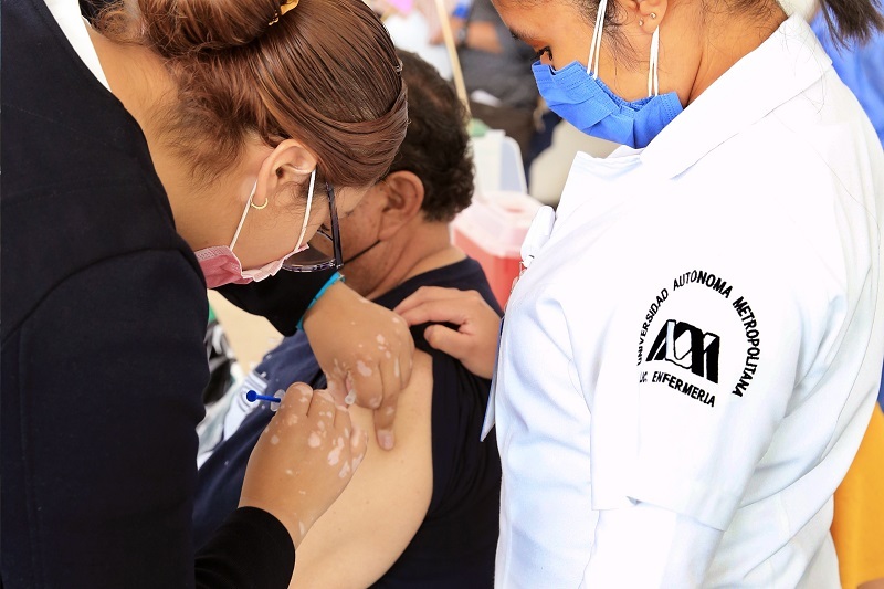 Unos 285 mil adultos mayores capitalinos fueron vacunados en la unidad Iztapalapa
