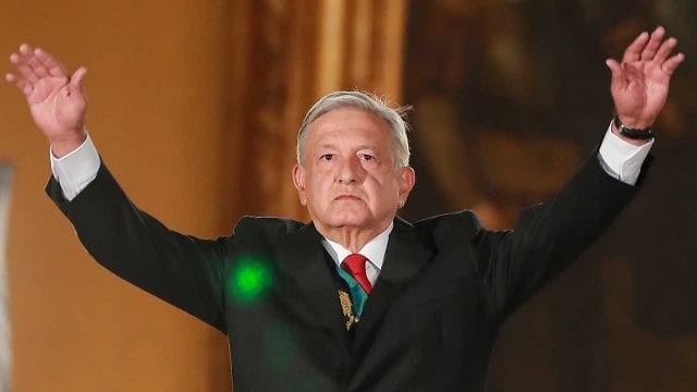 La democracia tiene que darse en el marco de la legalidad y de manera pacífica: López Obrador