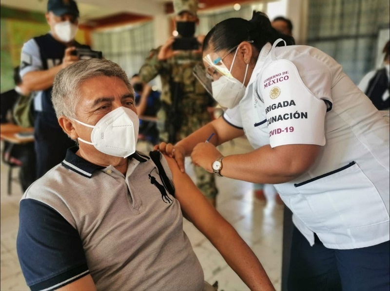 Se han aplicado 1 millón 821 mil 613 vacunas contra covid-19 a personal médico y adultos mayores en la Ciudad de México.