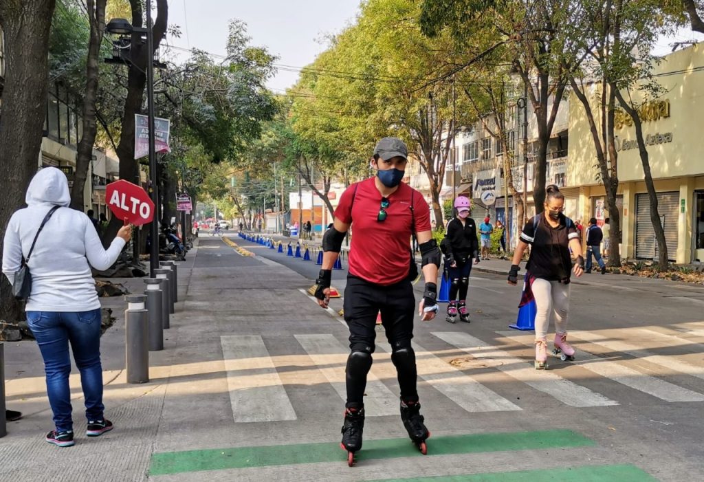 Paseo dominical para promover un estilo de vida saludable