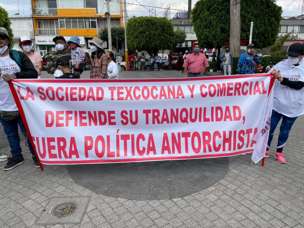 Apoyan y caminan juntos comerciantes texcocanos con Sandra Luz Falcón, candidata de Morena