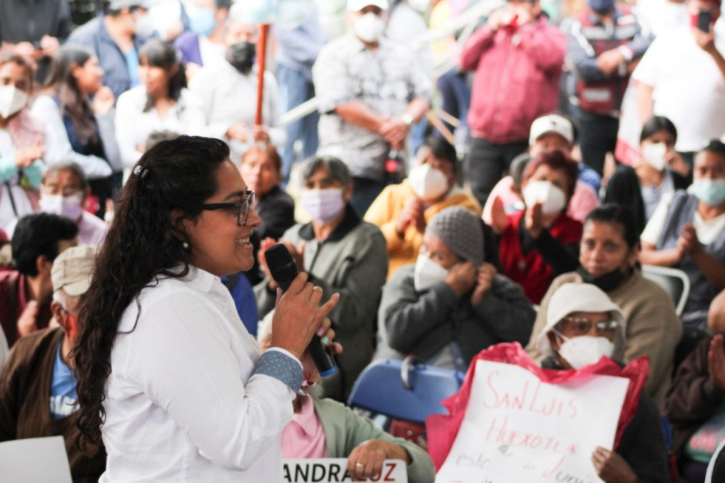 Reciben y arropan a Sandra Luz Falcón habitantes de San Luis Huexotla, Tex.