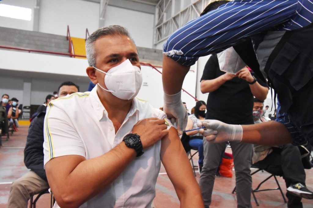 Alcalde de Ecatepec acude a aplicarse vacuna contra Covid-19; suman más de 123 mil personas de 40 a 49 años inmunizadas