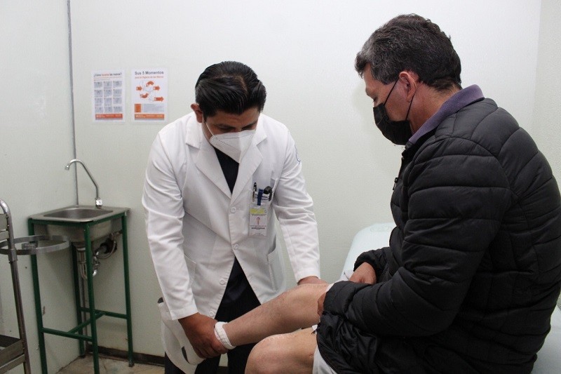 Especialistas del IMSS implantan prótesis de titanio en rodillas de paciente con hemofilia y mejoran su calidad de vida