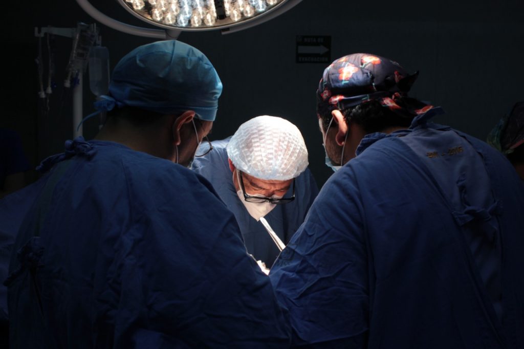 Médicos del IMSS logran exitoso trasplante de riñón de donante vivo