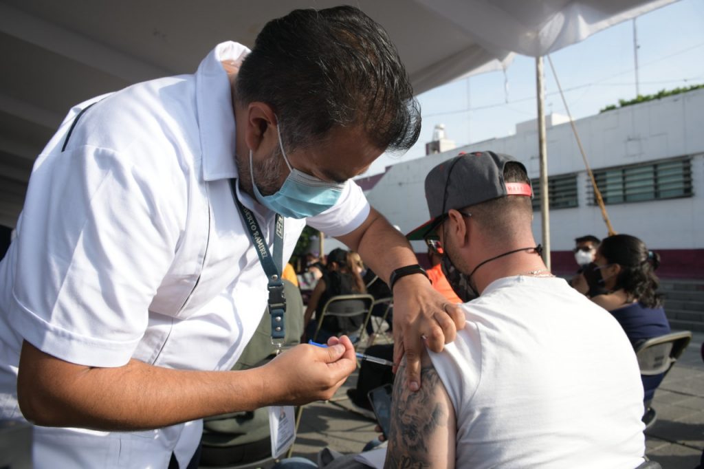 Llega la primera vacuna para jóvenes de 18 a 19 años en Nezahualcóyotl
