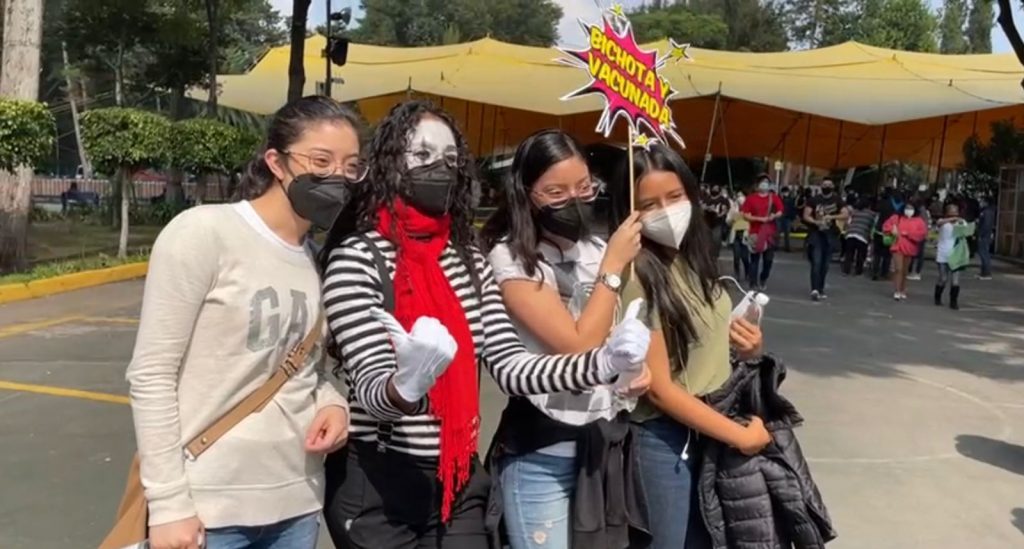 Arranca vacunación con disfraces y bailes entre los jóvenes de 18 a 29 años en Xochimilco