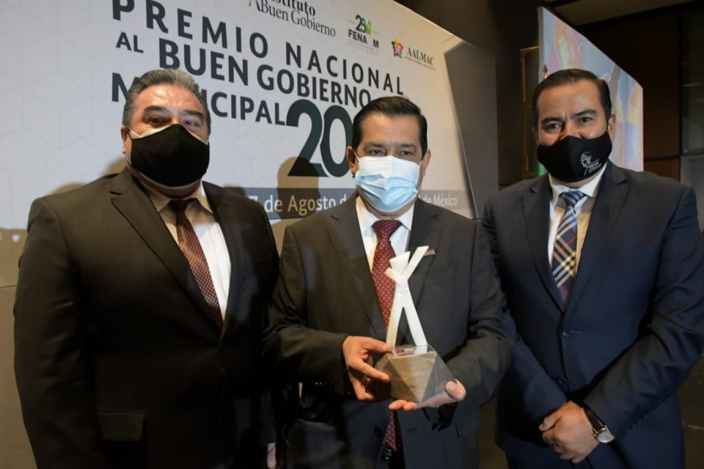 Entregan Premio Nacional al Buen Gobierno Municipal a Hugo de la Rosa, en Nezahualcóyotl