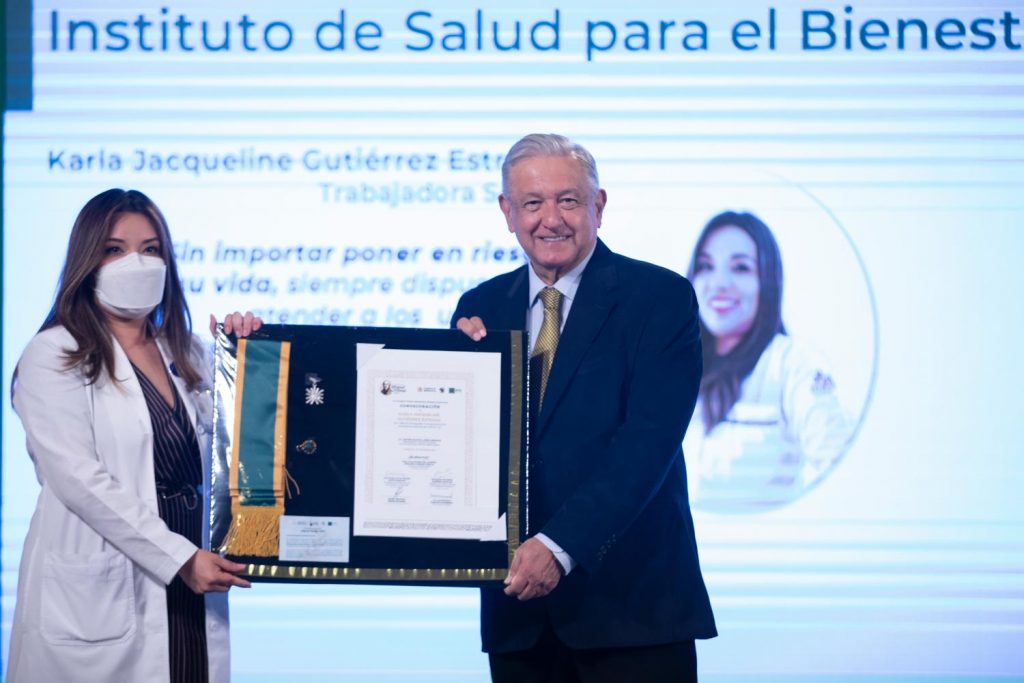 López Obrador entrega condecoración “Miguel Hidalgo” a personal de salud que atiende COVID19