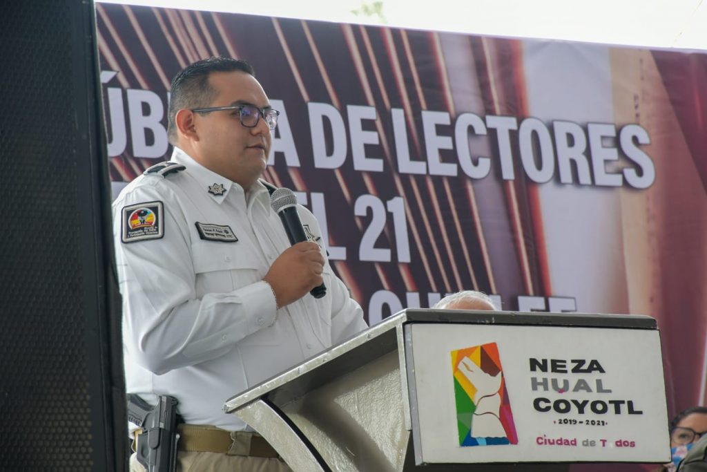 Gobierno de México entrega libros a policías de Nezahualcóyotl