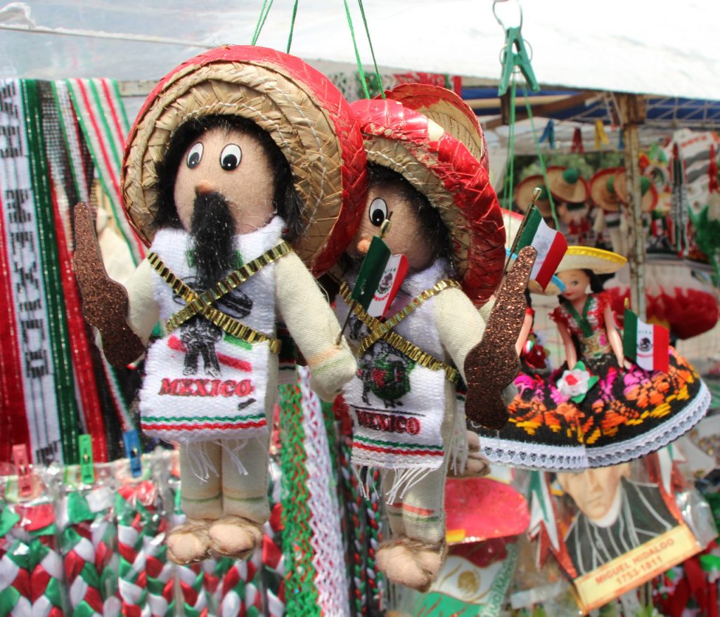 Artesanos de diversos estados ofertan productos  en Xochimilco