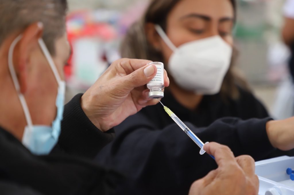 Ecatepec aplica segunda dosis de vacuna anti Covid-19 a  adultos de 40 a 49 años de edad