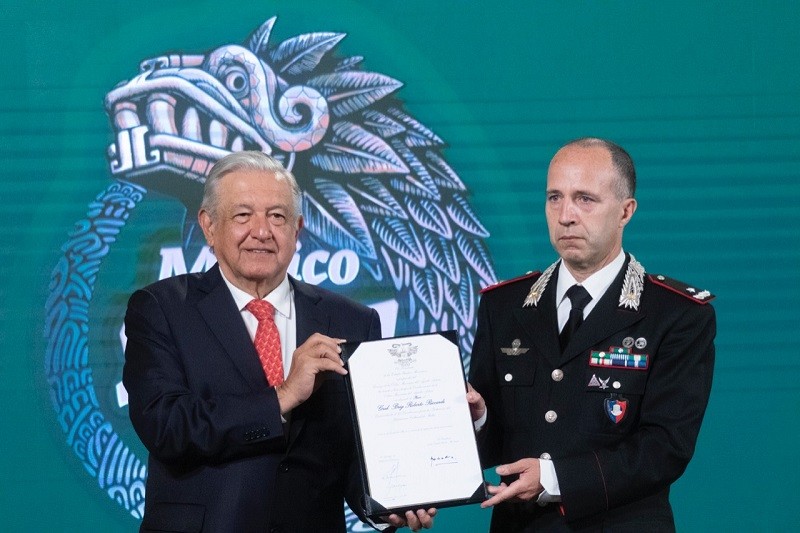 López Obrador entrega Orden del Águila Azteca a oficial italiano por rescate de piezas históricas