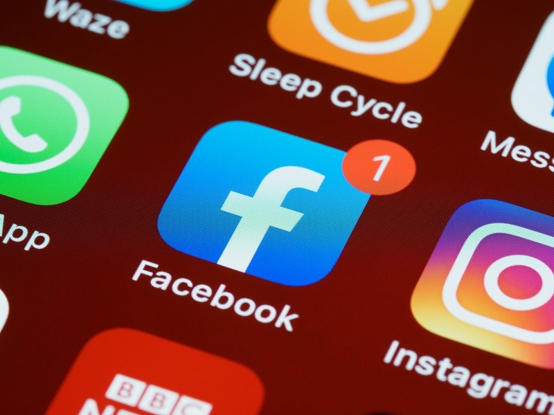 Agencia supervisora de telecomunicaciones de Rusia advierte a Facebook de multas por contenido prohibido
