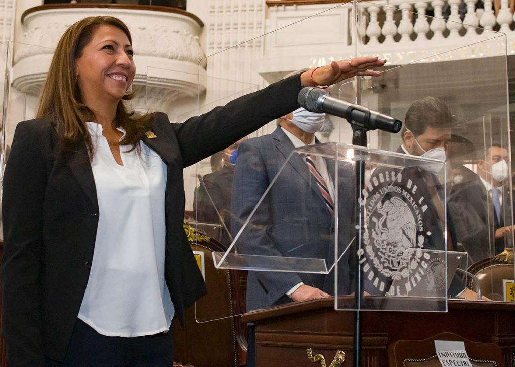Evelyn Parra rinde protesta como primera alcaldesa de Venustiano Carranza