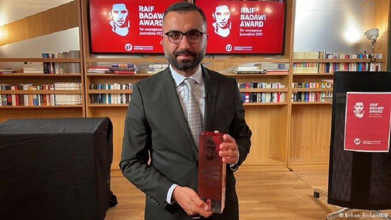 El periodista turco Alican Uludağ obtiene el Premio Raif Badawi