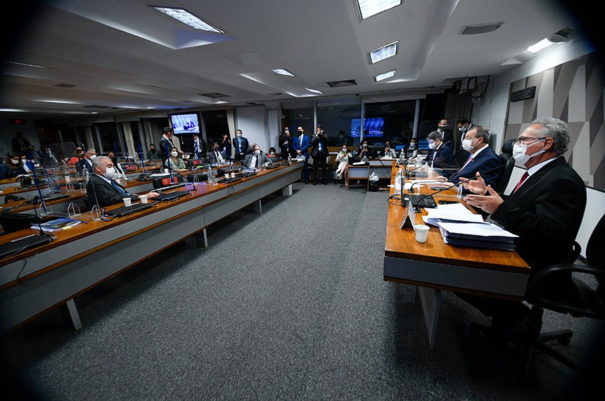 Senadores de Brasil piden la suspensión de las redes sociales del presidente Bolsonaro