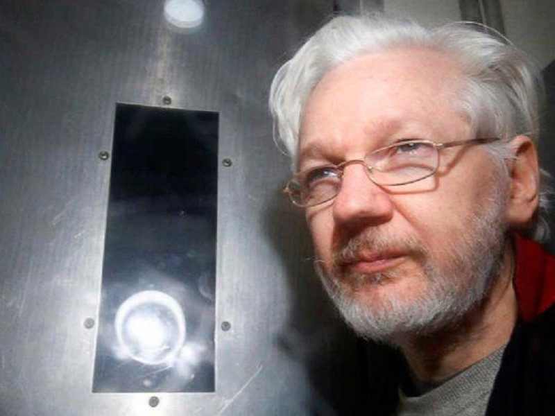 Juicio de extradición contra el creador de Wikileaks, violación a sus derechos