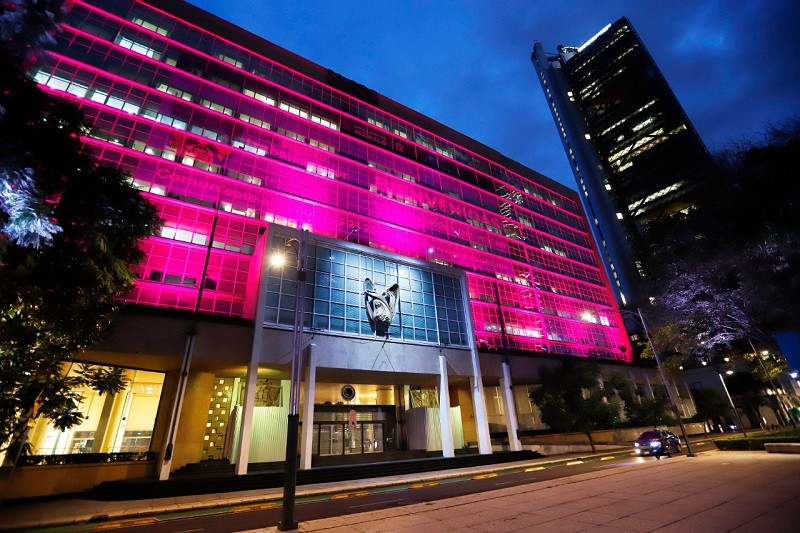 IMSS ilumina de rosa su edificio central para sumarse a la sensibilización de la lucha contra el cáncer de mama