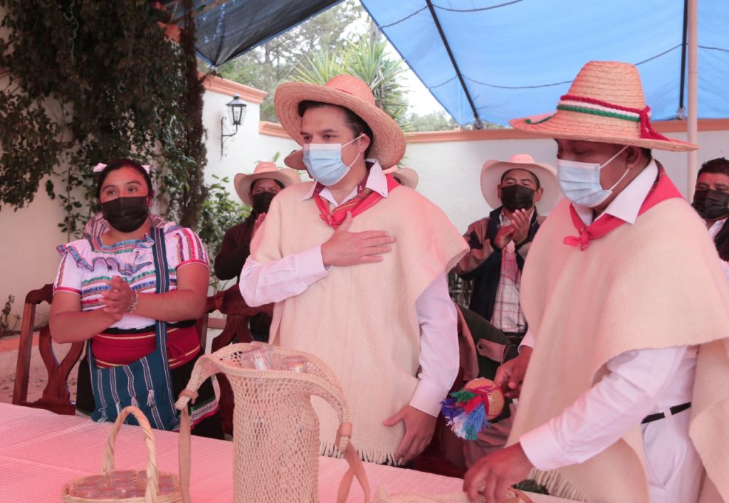 Autoridades de Chanal y Tenejapa ponen el ejemplo: se vacunan contra COVID-19