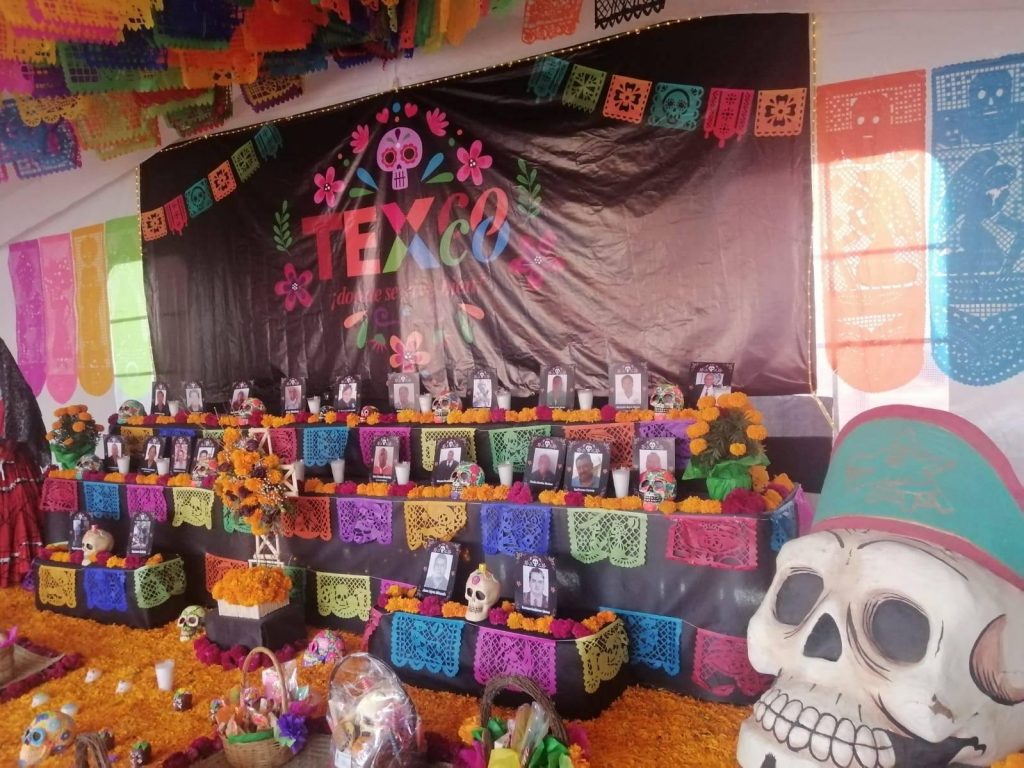 Con una ofrenda monumental se recuerda en Texcoco a fallecidos durante la pandemia