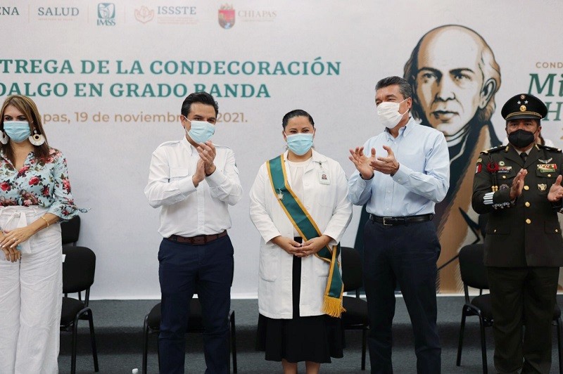 Entregan Condecoración Miguel Hidalgo en Grado Banda a personal de salud