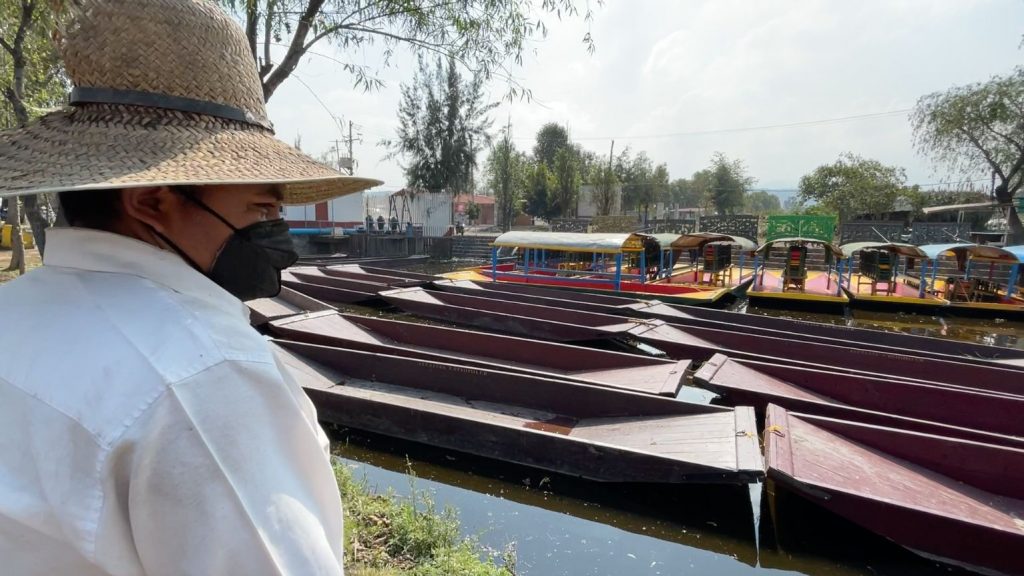 Xochimilco entrega canoas a chinamperos