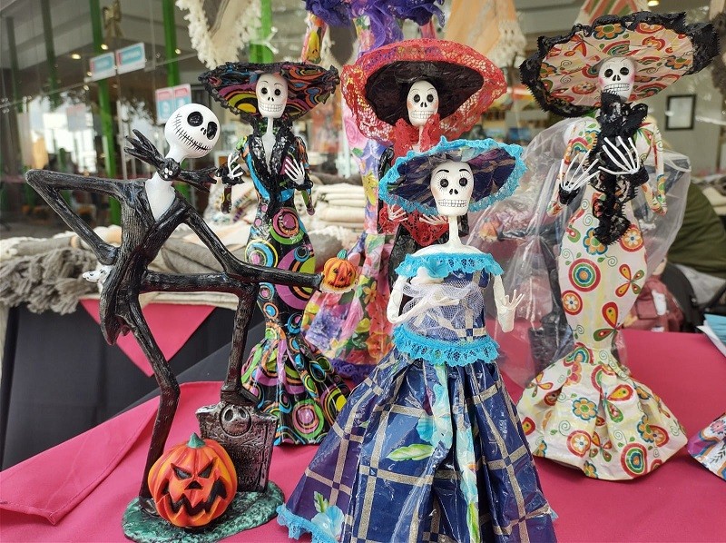Elaboran Artesanas y Artesanos Mexiquenses Catrinas de Cartón y Mantienen Viva la Tradición del Día de Muertos