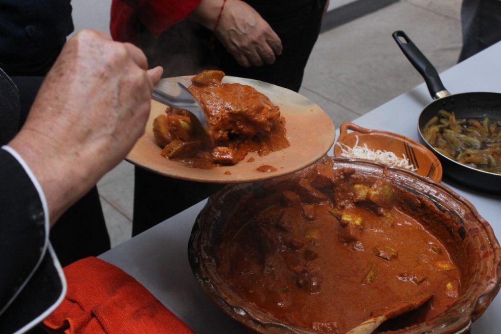 Chef mexicana reconocida en Italia, convive con cocineras texcocanas