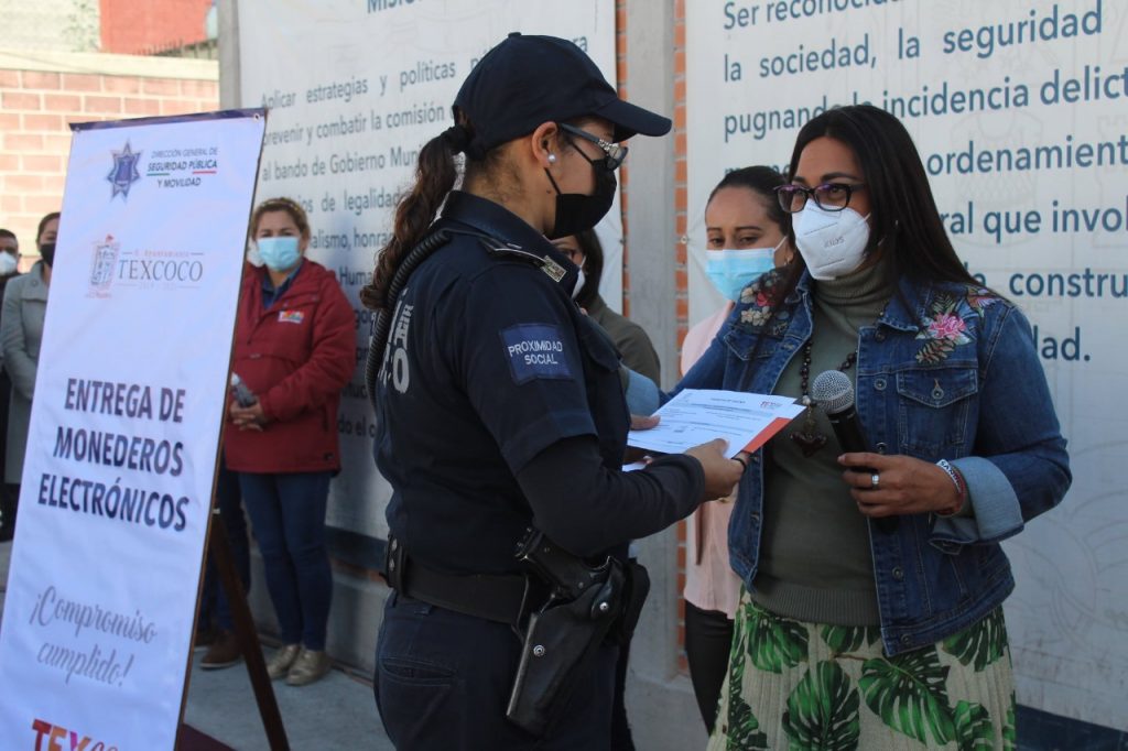 Entregan estímulos económicos a policías de Texcoco