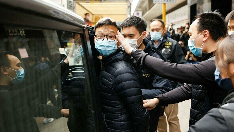 Detienen a reporteros y cierran el periódico Stand News, en Hong Kong