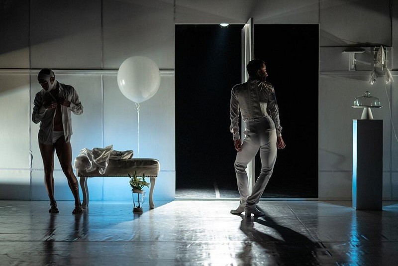 Con Fetiche, la compañía Uróboros Escena explora cómo nos vinculamos a través del consumismo