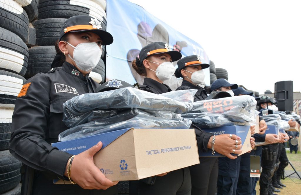Policías de Ecatepec reciben uniformes de primera calidad